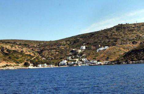 Aydın’ın Didim İlçesi’nden ’Poseidon’ isimli 10 metrelik tekne ile Eşek Adası’na giden DP İstanbul 1’inci Bölge Adayı emekli albay Ümit Yalım ve beraberindekiler saat 14.00’de Fener Burnu Limanı’na döndü. - esekadasi