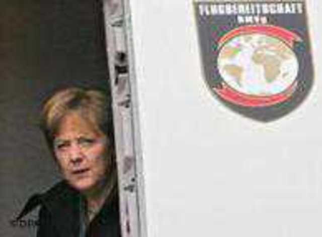 Merkel ve beraberindeki heyet, 2 saat gecikmeli olarak Hindistan'a ulaşabildi
