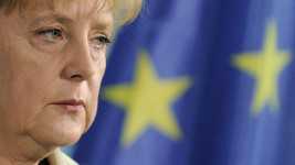 Almanya Başbakanı Angela Merkel, genel başkanlığını yaptığı Hristiyan Demokrat Birlik Partisi (CDU) tarafından Meschede kentinde düzenlenen bir toplantıda yaptığı konuşmada, Avrupa’da borcu olan ülkelerde insanların Almanya’da olduğu kadar fazla ve uzun çalışması gerektiğini belirterek, “Birisi çok fazla, diğeri ise daha az tatil yaparken ortak bir para birimine sahip olamayız” dedi. Euro para biriminin kullanıldığı tüm ülkelerin, borçlarından kurtulmak için yoğun şekilde çaba harcaması ve tüm kurallara uyması gerektiğini ifade eden Merkel, “Almanya yardım ediyor, ama Almanya sadece diğer ülkelerin de gerçekten çaba harcaması durumunda yardım eder. Bu da ispatlanmalı” diye konuştu. Önemli olanın sadece borçlanmamak olmadığını kaydeden Merkel, “Aynı zamanda Yunanistan, İspanya ve Portekiz gibi ülkelerde Almanya’da olduğundan daha erken yaşlarda emekli olunmaması da önemli. Herkes aynı şekilde çaba harcamalı, bu önemli” dedi. - merkeleu