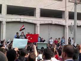 Suriye nin Telbise bölgesinde Cuma günü gerçekleştirilen  protesto eylemlerinde  Suriye bayraklarının yanı sıra çok sayıda  türk bayrağı taşınması dikkat çekti. - suriye de turk bayrakli gosteri