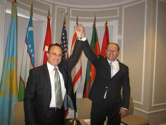 “Assembly of Turkish American Associations”ın (ATAA) başkanı Günay Evinch koltuğunu Ergün Kırlıkovalı’ya teslim etti. - 150611 ae ataa1234