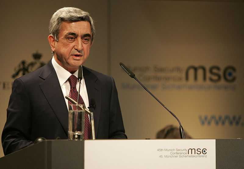 STRASBOURG - Ermenistan Devlet Başkanı Serj Sarkisyan, Strasbourg'da Avrupa Konseyi Parlamenter Meclisi (AKPM) genel kurulunda bugün yaptığı konuşmada, Türkiye'nin "soykırımı" tanımaması konusunu gündeme getirdi. NTV'nin haberine göre,Türkiye'nin "soykırımı" tanımamasını eleştiren Sarkisyan, bu konuyu gelecek kuşaklara bırakmayacaklarını savundu. - 800px Msc 2009 Saturday 16.00 19.00 Uhr Moerk 002 Sargsyan