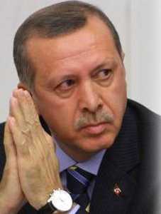 CNN TÜRK'te Şirin Payzın'ın sunduğu "Ne Oluyor?" programında yemin krizi, anayasa değişikliği ve tutuklu milletvekillerinin durumu tartışıldı. Programın konuklarından olan Çağdaş Hukukçular Derneği Başkanı Av. Selçuk Kozağaçlı, Başbakan Erdoğan'ın milletvekilliğinin düşebileceği iddiasında bulundu. - ErdoganTehlikede
