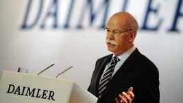 Dünyanın önde gelen otomobil şirketlerinden Daimler’in Yönetim Kurulu Başkanı Dieter Zetsche, Türkiye’nin Avrupa Birliği üyeliğini savunarak, ekonomik açıdan güçlenen Türkiye’nin önüne sürekli bir şekilde yeni engellerin çıkartılmasını anlayamadığını söyledi. İstanbul doğumlu olan Zetsche, “Bild am Sonntag” gazetesinde yayımlanan röportajında, Türkiye’nin AB üyeliği konusundaki görüşlerinin sorulması üzerine, “Kapımızın önünde duran Türkiye gibi bir ‘Kaplan devleti’ neden içeriye almadığımızı bir türlü anlamıyorum. Türkiye, Asya ya da Latin Amerika ülkelerinde hayranlık duyduğumuz her şeye sahip. Öğrenmeye ve çalışmaya hazır genç bir nüfusa sahip. Türkiye’de dünya çapında örnek olarak gösterebileceğimiz şirketlere sahibiz” görüşünü bildirdi. Türkiye’nin imkanlarıyla “biraz şımarmış olan Avrupa’da” çok büyük büyüme potansiyeline sahip olduklarını ifade eden Zetsche, “Türkiye’nin bize sırt çevireceği güne kadar önüne yeni engeller çıkartmak yerine Türkiye’ye Avrupa’nın kapılarını ardına kadar açmalıyız” ifadesini kullandı. Avrupa’daki büyümenin, daha çok Almanya dışında gerçekleştiğini kaydeden Zetsche, yurt dışında geliştirecekleri iş imkanlarının Almanya’ya da katkısı olacağına dikkati çekti. - daimler