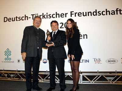 Münih Belediye Sarayı'nda pazar günü Alman-Türk Dostluk Federasyonu'nun (TDF) ödül töreni vardı. Türk ve Almanların 'Nobelleri' olarak nitelendiriliyor bu ödüller. - 49061 03