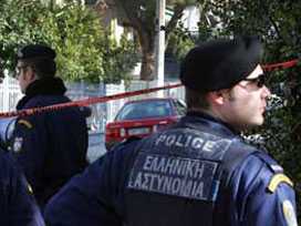 Selanik'te, üç katlı bir apartmanın bodrum katında meydana gelen patlamada Türk vatandaşı bir kişinin parçalanarak öldüğü bildirildi. Olay yerinde cephane bulundu. - Selanik polis