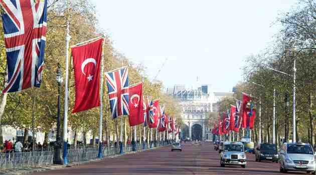 Ziyaret nedeniyle, başkent Londra'da Buckingham Sarayının önündeki ana cadde olan Mall Caddesi, Türk ve İngiliz bayraklarıyla donatıldı. Resmi geçit törenlerinin yapıldığı geniş ve uzun caddeye karşılıklı olarak çok sayıda Türk bayrağı asıldı. - Buckinghampalacebayrak1