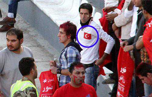 Türkçe’nin haberine göre İran’da Azeri kökenli nüfusun yoğun olduğu Tebriz kentinin takımı Tractorsazi ve Şiraz kentinin takımları Fecr-i Sepasi arasında oynanan karşılaşma sırasında çekilen fotoğraflarda bazı taraftarların Türk bayraklı tişörtler giydiği, bazılarının da Azerbaycan bayrakları taşıdıkları görülüyor. Hükümet yanlısı Rajanews internet sitesinde haber, “Fecr-Tractor maçına bölücü sembollerle katıldılar” başlığıyla duyuruldu. Haberin ayrıntısında da, “Maalesef bu insanlar, diğer taraftarlara da öncülük yapıp, diğer kentlerde de pek çok kez bölücü tezahüratlar yaptırdılar” denildi. - bayrak3