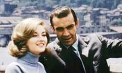AMERİKALI oyuncu Ben Affleck’in İstanbul’da çektiği, 1979 yılında İran’da yaşanan rehine krizini konu alan filmi “Argo”da Hollywood’un ünlü isimleri rol alıyor. Affleck’in hem yönetmen hem de başrol oyuncusu olarak imzasını attığı “Argo”nun kadrosunda “Passengers”, “Identity”, “The Killing Room” filmleriyle adını duyuran Clea DuVall, 2008 yapımı “Sex and the City”de ve “Scrubs” dizisinde oynayan Kerry Bishe, birçok film vetelevizyon dizisinde seyirci karşısına çıkan Nelson Franklin ile Tate Donovan da var. DuVall, Tate Donovan, Alex Schemmer ve Scoot McNairy önceki gün filmin çekimlerinin ardından Eminönü’ne gitti. Dörtlü, Mısır Çarşısı, Yeni Cami ve Sultanhamam’ı gezdi. Cami önündeki kuşları ve kedileri besleyen oyuncular, dükkanları da dolaşıp yakınları için hediyeler aldı. - sean connery