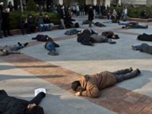 Uludere katliamını protesto eden 35 Boğaziçi Üniversitesi öğrencisi bomba ve siren sesleriyle yere yığıldı. Eylemciler amaçlarının Uludere'de yaşananlara dikkat çekmek olduğunu söyledi. - 1325871350