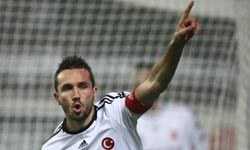Siyah-beyazlı takım, İnönü Stadı'nda ilk yarının flaş takımı Eskişehirspor'u konuk etti. Carlos Carvalhal'in öğrencileri, sahadan 2-0'lık skorla mutlu ayrılan taraf oldu. - Besiktas