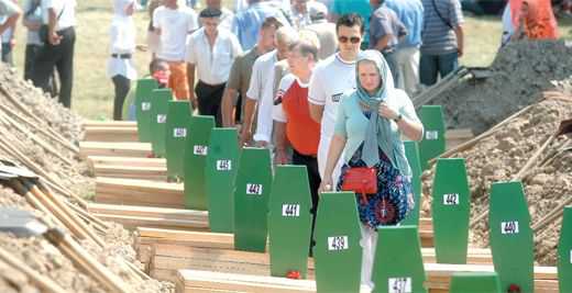 Bosna Savaşı’nda Birleşmiş Milletler’in gözü önünde  Srebrenica’da Sırp milislere teslim edilen  8300’ün üzerinde  Boşnak erkeği katledilmiştir. Katliam; 11 Temmuz 1995 günü başlayıp, 19 Temmuz’a  kadar devam etmiştir.  Bu katliamlara NATO, AB, BM ve ABD’nin İnsan Hakları savunucuları tanıklık etmişlerdir. Bunlar;  Hırvat Ustaşa, Sırp Çetniklerin  Bosna - Hersek topraklarında ve Srebrenica’da yapılan toplu katliamlara sessiz kalmışlar,  insanlık suçuna ortak olmuşlardır.  Katliama uğrayanların  tek suçu Müslüman olmaları ve 520 yıl Türk kültürü ile özdeşleşerek  Türk kabul edilmeleridir. Bosna savaşı  döneminde Cumhurbaşkanı olan Aliya İzzetbegovic,  Müslüman Boşnaklar’a uygulanan katliamlar için: “... Unutma, Türk evladı. Bunlar sana Türk olduğun için yapıldı. ...” demiştir. - Srebrenitsadaki soykirimda yakinlarini kaybedenler