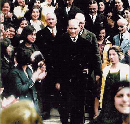 Araştırmacı gazeteciliğin saygın isimlerinden ve dahi “yiğidin harman olduğu yer” olarak bilinen Yozgat eşrafına mensup birisi olan Saygı Öztürk, 23 Mart 2013 tarihli ve “Türk ve Atatürk’e bir darbe de Diyanet’den” başlıklı yazısında şöyle diyordu: - ataturk ilkeleri
