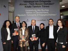 Almanya'da yaşayan Türklerin başarı öykülerini konu edinen 'Almanya'nın Ortasında-Alman-Türk Başarı Öyküleri' isimli kitap, İstanbul Büyükşehir Belediyesi'nde tanıtıldı. Toplantıda konuşan Kadir Topbaş, "Almanya'daki vatandaşlarımızın başarısı bizi gururlandırıyor" dedi. - 53441