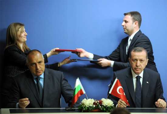 Başbakan Recep Tayyip Erdoğan, ''Doğalgazla ilgili zaman zaman, fevkalade olduğu dönemler, aşırığı soğuğun olduğu dönemlerde bazı kesintiler olabiliyor. Biz, komşu ülke Bulgaristan'ı böyle bir dönemde, şüphesiz ki yalnız bırakamayız'' dedi. - 200312 ae erd123