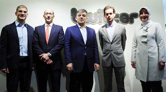 Cumhurbaşkanı Abdullah Gül, ABD'deki temasları çerçevesinde, mikro-blog sitesi Twitter'ın San Francisco kentindeki merkezini ziyaret etti. - 250512 aa atwitter12345