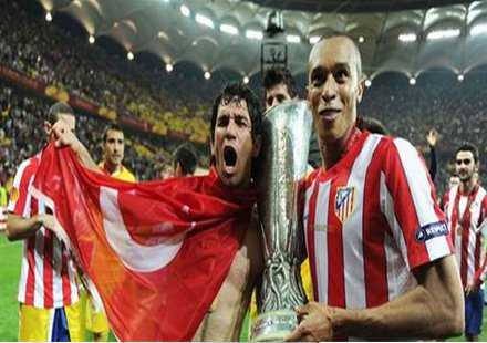 UEFA Kupası’nı Türk bayrağıyla kaldırdı