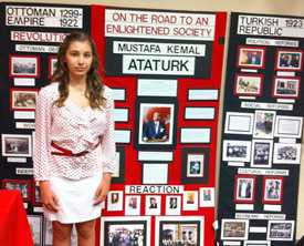 Sierra Vista Okulu yedinci sınıf öğrencisi Alara Dinç, Tarih Projesi yarışmasında Ulu Önder Mustafa Kemal Atatürk ve Devrimleri üzerine yaptığı çalışma ile birincilik ödülünü kazandı. - 240412 turk