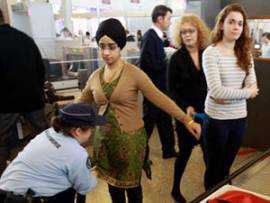 Bazı Fransız havaalanlarında başı kapalı kadınların örtüleri güvenlik gerekçesi ile açtırılmaya başlandı. - 60365