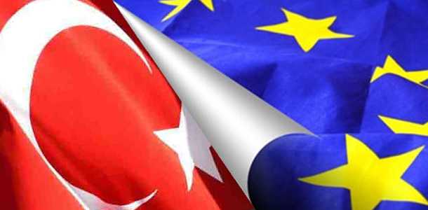 Avrupa Birliği, Türk vatandaşlana vizesiz dolaşım hakkını tanımak için topu yine Ankara’ya attı. Birliğe üye ülkelerin, yarın Avrupa Komisyonu’na Türkiye ile aşamalı olarak vizesiz dolaşımı sağlayacak müzakereleri başlatma yetkisini vermesi beklenirken, AB’ye Türkiye üzerinden yasa dışı giriş yapan üçüncü ülke vatandaşlarının kabulünü öngören Geri Kabul Anlaşması (GKA) konusunda Ankara’nın kararlı tutumu Brüksel’in bazı geri adımlar atmasını sağlasa da, vize muafiyetin en iyi şartlarla 6 yıl sonra yürürlüğe girebileceği belirtiyor. - avrupa