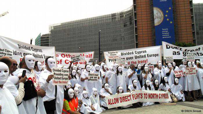 Çözümsüzlük nedeniyle AB dışında bırakılan Kıbrıs Türkleri, hayalet kıyafetleriyle Brüksel’de gösteri yaptı. - hayalet