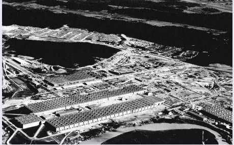 1942 yılında Manhattan projesi için ABD hükümeti tarafından Doğu Tennessee’de alınan 60.000 dönümden fazla araziyi kurulan "Oak Ridge" adlı gizli kasaba.
Bütün kasaba dikenli tel ile çevrili idi.
1945 yılında burada üretilen Atom Bombası ilk kez kullanıldı. - manhattan