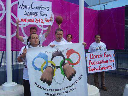 Pazar, 22 Temmuz 2012 : Britanya Kıbrıslı Türkler Derneği, insan hakları
örgütü Embargolular ile müştereken, Uluslararası Olimpiyat Komitesi (UOK)
Yönetim Kurulu toplantısının gerçekleştirildiği sürede toplantının yapıldığı
hotel önünde bir protesto gerçekleştirdiler.
Gurup, Uluslararasi Olimpiyat Komitesi’ne, Olimpiyat Oyunları ruhu içerisinde
tüm dünya sporcularına politik farklılıkları dikkate almıyacakları yönünde
verdikleri sözü, Kıbrıs Türkleri adina bir kez daha hatırlatıp onların
duygularına sözcülük yaptı. Sergilenen afişte şu ana tema sözleri yer aldı :
Kibrisli Türkler hem hayatda hem sporda zincirlenmiş bulunuyorlar Niye?
Ancak bu soru, Kıbrıs sorununun kendisi kadar karmaşık görünüyor, ve Kıbrıs
Türk halkı üzerinde uygulanan çifte standardı yeniden gösteriyor.
Britanya Kıbrıslı Türkler Derneği başkanı Çetin Ramadan’ın, sayın Jacques
Rogge gönderdiği mektupda şu ifadeler yer alıyor ;
Olimpiyat ruhu ve heyecanı en sonunda Doğu Londra ve tüm İngiltere’yi
sarmışken , Kıbrıslı Türkler bu konuda karışık duygular içerisindedirler. İngiliz
vatandaşı birçok Kıbrıslı Türk, önümüzdeki Londra Olimpiyat Oyunları’ndan,
Kıbrıslı Türk sporcuların dışlanmasından dolayı duydukları şaşkınlık, üzüntü
ve hayal kırıklıklarını dile getirdiler. Biz Britanyalı Kıbrıslı Türkler Derneği
olarak, Uluslararası Olimpiyat Komitesine (UOK), olimpiyat bayrağı altında
British Turkish Cypriot Association
34-35 D`Arblay Street, London W1F 8EY United Kingdom
Kıbrıslı Türk sporculara niye izin verilmediğini sormak ve onların içten
şikayetlerini sizlere kanalize etmek için görevlendirildik.
Kıbrıs’taki politik koşullar ne olursa olsun, Kibrıs Türklerinin spordan
dışlanmalarına neden olarak kullanılmamalıdır. Kıbrıslı Türk sporcuların,
Kuveyt, Suriye, İran ve Kosova ülkelerinin sporcularının benzeri şeklinde,
Olimpiyat Bayrağı altında bireysel katılımcılar olarak katılmaya rıza
göstermelerine karşın Uluslarası Olimpiyat Komitesi tarafından
dışlanmalarının nedenini anlıyamıyoruz!
Kuzey Kıbrıs Türk Cumhuriyeti, Ziya Gökbilen ve Pınar Akarpınar gibi
Tekwondo Dünya Şampiyonu sporcular yetiştirdi. Ancak dünya çapında
yetkinliklerini kanıtlamalarına karşın bu sporcuların Olimpiyat Bayrağı altında
rekabet etme istekleri reddedildi.
Biz, böyle büyük ölçekteki bir ayırımcılığın, Kıbris’taki siyasi bir anlaşma
arayışı karşısında duran korkunç bir mantıksızlık örneği olduğuna inanıyoruz.
Biz, UOK’ nin (Uluslararası Olimpiyat Komitesi) misyonunun, çeşitliliği
göstermek ve gelecekte bu tür davranışları önlemek adına tam da böyle
Avrupa’i ve global bir platforumdaki örnek tutumu olması gerektiğine
inanıyoruz. - image001