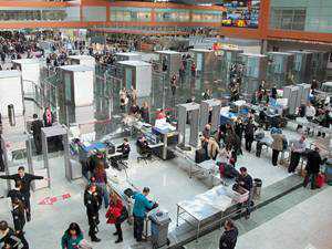 Havalimanında Rus turist kılığında kirli propaganda