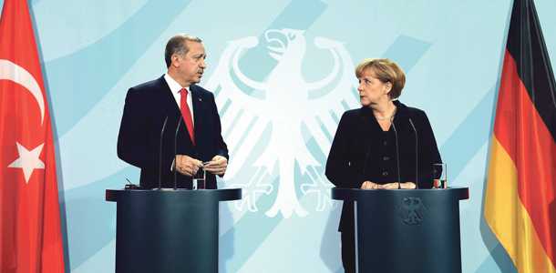 BAŞBAKAN Recep Tayyip Erdoğan, Almanya Başbakanı Angela Merkel ile çalışma yemeğinin ardından düzenlediği basın toplantısında, arzumuz özellikle Almanya’da bulunan 3 milyona varan vatandaşımızın aynen Fransa’da olduğu gibi çifte vatandaşlık hakkının Alman yönetimi tarafından tanınmasıdır” dedi. Başbakan bu konuda Başbakan Merkel’den adım atmasını beklediklerini ifade etti ve çifte vatandaşlık yolunun açılmasının isabetli olacağını vurguladı. - merkel erdogan