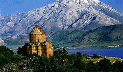 İnsanlığın yüz karası Akdamar Adası ve Ermeni Kilisesi. Akdamar Adasındaki Surp Haç Kilisesi veya Kutsal Haç Katedrali (Ermenice: Աղթամարի Սուրբ Խաչ եկեղեցի), Kudüs'ten İran'a kaçırıldıktan sonra 7. yüzyılda Van yöresine getirildiği rivayet edilen Hakiki Haç'ın bir parçasını barındırmak maksadıyla Kral I. Gagik'in emriyle 915-921 yıllarında Mimar Manuel tarafından inşa edilmiştir. - 100325 akdamarkilise.hmedium