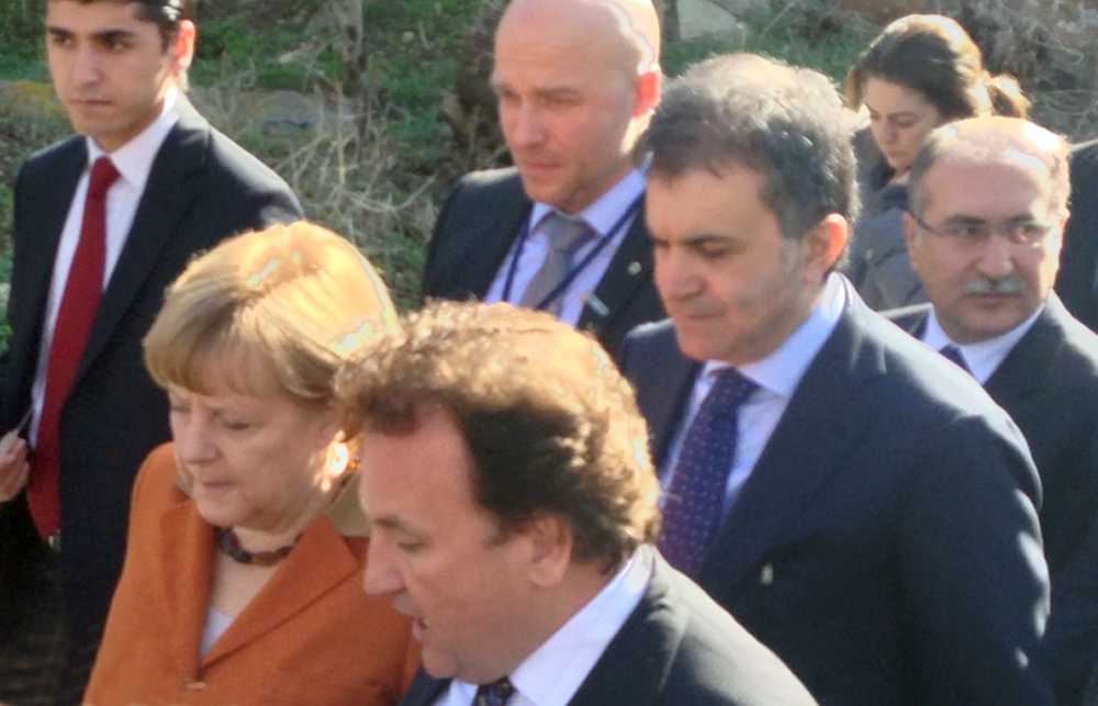Uzun zamandır merakla beklenen Federal Almanya Şansölyesi Angela Merkel´in Türkiye ziyareti bugün Kapadokya´da başladı. Özellikle yeni Kültür ve Turizm Bakanı Ömer Çelik´in tavsiyesi üzerine Kapadokya´ya gelen Merkel, bölgeye hayranlığını gizleyemedi. - merkel7