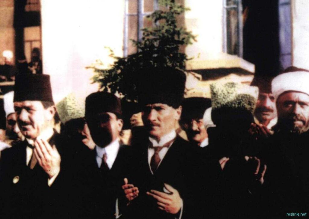 Atatürk düşmanlarının öteden beri Atatürk’e saldırmak için kullandıkları en önemli yöntem, Atatürk’ün “dinsiz” olduğu ve “dindarlara baskı yaptığı” şeklindeki yalanı durmadan tekrarlamaktır. Yokluk ve yoksulluk içindeki bir toplumla önce emperyalizmi dize getiren sonra da çağdaş bir ulus yaratan Atatürk’ün, “onunla Allah arasında” kalması gereken din-inanç konusundaki tutumuna göre değerlendirilmesi, (gerçekten inanlar için söylüyorum) her şeyden önce günahtır! Çünkü din, Atatürk’ün de dediği gibi, “Allah ile kul arasındaki bağlılıktır”. Atatürk'ün inanıp inanmadığı, az yada çok inandığı kişisel bir tercih olduğundan sadece Atatürk'ü ilgilendirir, ancak "Atatürk'ün din düşmanı olduğu ve dindarlara baskı yaptığı" iddiası herkesi ilgilendirir, bu nedenle de üzerinde durulması gerekir. - ataturk dua ederken 4