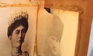 Atatürk fotoğrafının arkasından Kraliçe fotoğrafı çıktı