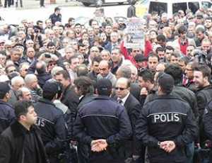 Bursa'da Valilik binasındaki "T.C" ibaresinin kaldırılmasını protesto eden kalabalık bir grup Atatürk Caddesi'ndeki tarihi valilik binasının önünde eylem yaptı. - bursa tc