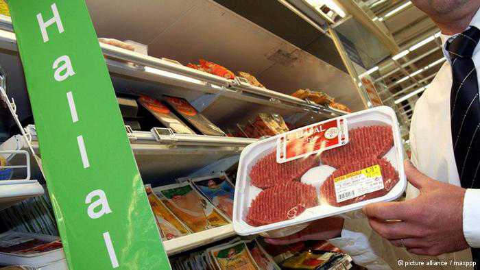Avrupa’daki at eti skandalı, Avrupa ülkelerinde giderek büyüyen helal et pazarını da sarstı. Almanya'da döner etinde at ve domuz etine rastlanması, helal sertifikalarının güvenilirliğini tartışmaya açtı. - 015753730 30300