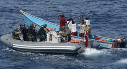 Aden Körfezi’nde bir Japon askeri uçağının saptadığı ve koordinatlarını verdiği deniz haydudu teknesi, TSK Giresun Firkateyni'ndeki SAT komandoları tarafından engellendi. - 040511 oa giresun12