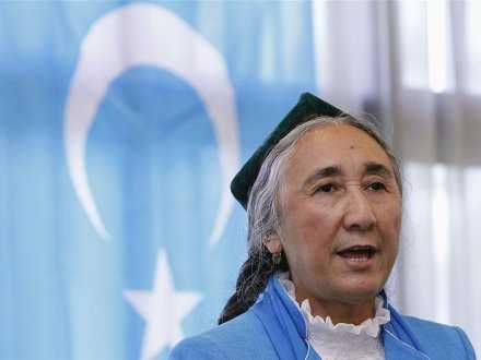 Sürgünde yaşayan muhalif Rabia Kadir, Japonya'nın başkenti Tokyo'da başlayan Dünya Uygur Kongresi'nde, Uygur halkının Çin'de varolma mücadelesi verdiğini söyledi. - 051412 dunya uygur kongresi japonyada topland 11