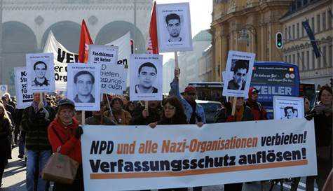 Almanya’da 2000-2007 yılları arasında 8’i Türk, 1'i Yunan, 1'i kadın polis olmak üzere 10 kişiyi öldürdüğü ortaya çıkan Neo -Nazi Nasyonel Sosyalist Yeraltı (NSU) örgütü hakkında Alman İç İstihbarat Servisi’nin elinde bulunan belgeleri, savcılığa teslim etmesi gereken gün imha ettiği ortaya çıktı. - 063012 turk cinayetlerinin belgeleri yok edildi 1