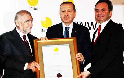 Başbakan Recep Tayyip Erdoğan'a, Uluslararası Ortadoğu ve Balkanlar Araştırma Enstitüsü (IFIMES) tarafından ''Son On Yılın Dünya Şahsiyeti'' ödülü takdim edildi. - 070512 ae award123