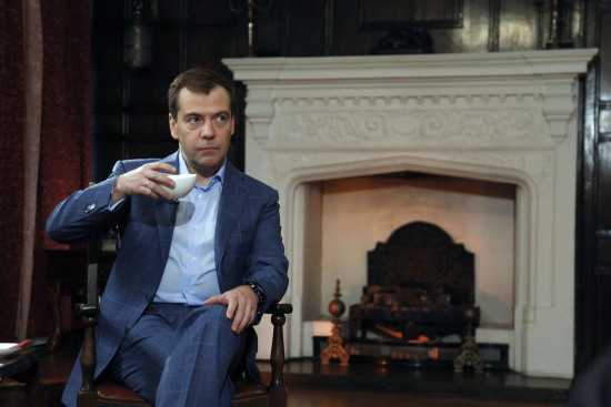 Olimpiyatlar için bulunduğu Londra’da The Times’a özel röportaj veren Medvedev, Başbakan Recep Tayyip Erdoğan’la da Suriye krizini müzakere ettiğini söyledi. Medvedev’e göre, Rusya’nın Suriye’de aldığı pozisyonda Libya’da yaşananlar etkili oldu. - 073012 medvedev erdoanla suriyeyi gorutu 2