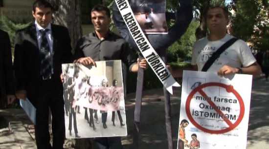 Azerbaycan-Kırım İnsan Hakları Derneği İran'ı protesto etti. - 092212 azerbaycandan irana qturkceq protestosu 1