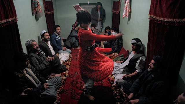 şeriatçı afganistan’da erkek çocukların aleni cinsel istismarı- “bacha bazi” geleneği