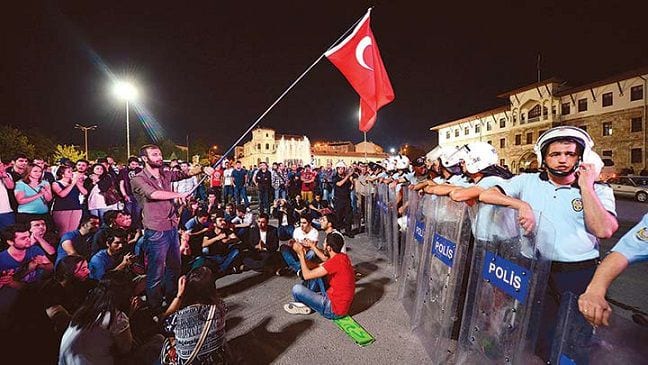 Taksim’de Ermenileri ve Ermenici aydınları protesto