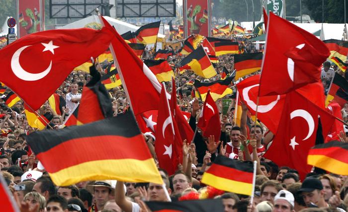 Türkiye Almanya bayrakları