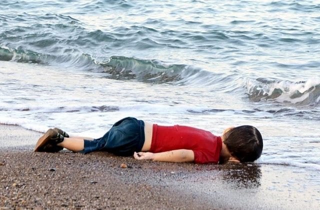 Bodrum sahillerinde cesedi karaya vuran Kobanili Kürt çocuğu üç yaşındaki Aylan Kürdi, görüntüye bakılırsa hür dünyayı ayağa kaldırmış bulunuyor! Görüntüye bakılırsa diyoruz; çünkü Aylan Kürdi, o hür dünyanın gözleri önünde ve üstelik o hür dünyanın müdahil olmasıyla yürütülen kirli bir iç savaşın pençesinden kaçarken boğulmuştur Ege'nin karanlık sularında. Sözüm ona o hür, ancak gerçekte ABD'nin, hatta ABD 'de üstlenmiş çoğu Yahudi kökenli bir avuç para, silah ve enerji kartelinin tutsağı olan dünya, önce yeni bir dünya nizamı oluşturmak düşüncesinin bir parçası olarak Suriye'deki iç savaşın fitilini ateşledi, arkasından her biri çatışan silahlı gruplardan birisine destek verdi ve Suriye'yi küçük küçük parçalara ayırdı, şimdi de insanlığı Aylan bebeğin şahsında büyük bir trajediyle ve vicdan muhasebesiyle karşı karşıya bıraktı.
Sosyal medyada bugünlerde dolaşan ve Banu Avar gibi isimler tarafından da paylaşılan bir paylaşım var. Paylaşıma göre; ünlü İngiliz Tarih felsefecisi Arnold Toynbee 1960'larda yayınlanan bir kitabında şöyle diyormuş: "Güney Müslümanlığı olan Eşarilik (Fas'tan Arabistan'a) bizim için tehlike olmaktan çıkmıştır. Şeyhlerden birisini satın alır, sonra da hepsini yönetirsiniz. Bizim için kuzey Müslümanlığı olan Maturidilik (İstanbul'dan Buhara'ya Türk Bölgesi) tehlikelidir. Çünkü Maturidilik bilimle barışıktır. O nedenle her zaman Atatürk gibi bir asi çıkarabilir. Önlemi şimdiden alınmalıdır"
Arnold Toynbee, böyle bir söz söylemiş midir emin değilim. Çünkü şimdilik asıl kaynağına ulaşamadım. Ancak söylemiş olması kuvvetle muhtemeldir. Çünkü o, aynı zamanda Ermeni sorununu Türk Milleti'nin, yani Kuzey Müslümanlığı'nın başına bela eden adamlardan birisidir. Sözde Ermeni soykırımını savunanların temel başvuru kitaplarından birisi olan meşhur "Blue Book/Mavi Kitap" isimli kitabı yazanlardan birisidir kendisi. Diğeri de Lord Bryce.
Bakınız, Ermeni sorununu, Kuzey Müslümanlığının, yani İslam'ın Türkçe yorumu olan Maturidiliğin tek temsilcisi olan Türk Milleti'nin başına bela eden Arnold Toynbee, daha sonraki yıllarda yazmış olduğu "Hatıralar: Tanıdıklarım" isimli kitabında, Mavi Kitap hakkında neler diyor:
"O tarihlerde İngiltere Krallığı hükümetinin bu (propaganda) faaliyetlerinden habersizdim. Sanırım Lord Bryce da öyleydi. Belki de bu bir şanstı. Çünkü eğer gözlerimiz açılsaydı sanırım ne Lord Bryce ne de ben, İngiltere Krallığı hükümetinin yüklediği bu işi yapardık. Biz bu görevi yerine getirmek için en halis niyetlerle çalışıyorduk (...) Majestelerinin hükümeti Ermeniler hakkında bir kitap yazılmasını istediğinde Lord Bryce bu siyasal ilişkileri fark etmiş olsaydı, sanırım teklifi reddederdi. Dürüstlüğüyle tanınan bir insandı. Amerikan kaynaklarına ulaşabiliyordu ve Amerika’da kendisine büyük bir saygı duyuluyordu (...) Eminim ki söz konusu kitabın (Blue Book/Mavi Kitap) yazılmasının gündeme geldiği dönemde bu işin arkasındaki politik güdünün farkına varmış olsaydım Lord Bryce’ın dairesine doğru yürürken çok rahatsızlık hissederdim.- (s. 174-180)"
Afganistan'ı bir tarafa koyarsak, bugün Müslümanların en çok kırıma uğradığı ve en çok telef olduğu ülkelerin, Arnold Toynbee'nin "Güney Müslümanlığı-Eşarilik" olarak tarif ettiği kuşakta bulunduğunu hatırlatmış olalım. Yani Fas'tan başlayıp Arap yarımadasına kadar uzanan ve satın alınmaları son derece kolay olan şeyhler tarafından yönetilen coğrafya demek istiyoruz. Gerçekte bir petrol şeyhi olan Suudi Arabistan kralını satın aldınız mı iş tamamdır. Onun üzerinden diğerlerini nasıl olsa yönetir ve yönlendirebilirsiniz. Bodrum sahillerinde cesedi karaya vuran Kobanili Aylan Kürdi, büyük ölçüde işte Arnold Toynbee gibi adamlar tarafından yıllar önce tavsiye edilen ve günümüzde BOP veya GOP adı altında uygulama sahasına sokulan batılı politikaların bir neticesidir.
İşin ilginç yanı, bahsedilen coğrafyada, yani A.Toynbee'ye göre Kuzey Müslümanlığı olan Eşariliğin hüküm sürdüğü coğrafyada öldürülen Müslümanlar, yine aynı coğrafyada yaşayan ve kendileri gibi düşünen din kardeşleri olan Müslümanlar tarafından öldürülmektedirler. Bu konuda herhangi bir istatistik tutuldu mu bilmem, ancak son yarım asırda Müslümanlar tarafından öldürülen Müslüman'ı, başka din mensupları herhalde öldürmüş değildir. Şu halde evvel emirde Müslümanların, özellikle de Güney Müslümanlığının yapması gereken şey, Müslümanlıklarını yeni baştan sorgulamaları, Kuzey Müslümanlığının yapması gereken şey ise güneyde olup bitenlerden ibret alarak, aklı ve bilimi mürşit olarak kullanmaktan bir an olsun vazgeçmemeleridir.
 Bodrum'da Karaya Oturan Türkiye'nin Suriye Politikasıdır Aslında
CNN International'a vermiş olduğu mülakatta Aylan Kürdi'nin cesedinin Bodrum'da karaya vurması konusunda "İnsanlık nerede, insanlığın vicdanı nerede..." diye soran Cumhurbaşkanı R. Tayyip Erdoğan, B-20 toplantısında ise şöyle demiştir: " Akdenizde boğulan insanlığımızdır. Akdeniz’de bizi biz yapan değerler boğulmaktadır..."
Başbakan Ahmet Davutoğlu'nun konuyu değerlendirmesi ise şöyle: "Dünya bugün tarihinin en büyük insanlık dramlarından biriyle karşı karşıya. Orta Doğu’da yıllardır kulak tıkanan, görmemek için gözlerin kapatıldığı bir kriz bugün Avrupa sahillerine dayanmıştır. Modern dünyanın kaçmaya çalıştığı acı gerçekler kaçanların peşini bırakmamıştır. 3 yaşındaki Aylan’ın bedeninde yıllardır acı içinde kıvranan bir millet, tüm dünyaya adalet ve merhamet çağrısında bulunmaktadır..." Diyanet İşleri Başkanı Mehmet Görmez'in konuya ilişkin değerlendirmesi de Erdoğan ve Davutoğlu ile aynı çizgide. Şu sözler de M.Görmez'e aittir: "Akdeniz sahillerine vuran çocuk cesetleri bombalardan kaçarken, dalgaların boğup sahile attığı bedenler, vicdanlarımızın cesedidir..." Yukarıdaki düşüncelerin hepsi de doğrudur. Erdoğan, Davutoğlu ve Görmez, hemen hemen aynı sözlerle çıplak gerçeği dile getirmişlerdir. Ancak bu üçlünün ısrarla görmezden geldikleri başka bir gerçek daha vardır. O da Bodrum'da karaya oturanın aslında biraz da Türkiye'nin Suriye politikası olduğu gerçeğidir. Çünkü Türkiye, diğer pek çok konuda olduğu gibi Suriye konusunda da ta baştan beri yanlış politikalar izlemiştir.
Erdoğan ve Davutoğlu ikilisi, Suriye'de Kur'an'ın emri mucibince Müslüman kardeşlerinin arasını düzelteceği yerde, ısrarla Müslüman kardeşlerinin arasını açmaya çalışmışlardır. Şu ya da bu şekilde Suriye'yi bir bütün halinde yöneten Beşar Esat'ın otoritesini zayıflatarak Suriye halkının birbirine düşüp ayrışmasında aktif rol almışlardır. Hiç üstlerine vazife olmadığı halde Beşar Esat'ı devirme derdine düşmüşlerdir. Bu maksatla Suriye muhalefetine aktif destek vermiş, Türkiye'yi onların at oynattıkları bir alan haline getirmişlerdir.
Sadece Türkiye'de toplantı yapmalarına olanak sağlamakla yetinmemişler, iddialara göre (ve elbette MİT tırları örneğinde olduğu gibi) silah ve mühimmat da göndermişlerdir. Suriye'deki muhalif güçlerin sınırlarımızdan kolayca girip çıkmalarına göz yummuşlardır. Sözüm ona "Açık Kapı" politikasıyla sınırlarımızı Suriyeli mültecilere sonuna kadar açmışlar, onları sadece sınırdaki şehir ve kasabalarımızda kurulan kamplarda barındırmakla kalmamışlar, kontrolsüz bir şekilde ülkemizin her yanına dağılmalarına ses çıkarmamışlardır.
Üç yaşındaki Aylan Kürdi'nin cesedinin Bodrum'da karaya vurması karşısında "İnsanlık vicdanı karaya vurdu" diye manşet atanlar, acaba Aylan Kürdi'nin Bodrum'da ne işinin olduğunu neden hiç sorgulamazlar? Bu insanların ellerini kollarını sallayarak Ege kıyılarımıza gelmelerine, sonra da kırık dökük teknelerle ve aslında plajlarda eğlence aracı olan lastik botlarla denize açılmalarına göz yumanların bu konudaki kusurlarını neden ısrarla görmezden gelirler? Ciddiyet, dürüstlük ve objektif gazetecilik bu mudur?
"Çocuk cesetleri sahillere vurdu, vicdanlar ne zaman uyanacak?" diye twit atan Diyanet İşleri Başkanı Mahmet Görmez'e tarihçi İlber Ortaylı'nın yine twitter üzerinden "sen 1 milyonluk mercedesten inince" şeklinde cevap verdiği söyleniyor sosyal medyada. Belki sahte hesaptır ve belki bu mesaj İlber Hoca'ya ait değildir. Ancak doğru ve okkalı bir cevaptır İlber Ortaylı adına verilen cevap. Tıpkı yine hocanın adı kullanılarak "Diyanet İşleri Başkanı, Mehmet Görmez'e destek ve İbret-i Alem için, ben de IQ'mu iade edeceğim." şeklinde verilen cevabın da doğru ve okkalı bir cevap olduğu gibi... - Ayla Kurdi ibtimesdotcodotuk