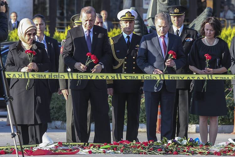 Cumhurbaşkanı Erdoğan, Finlandiyalı mevkidaşı Sauli Niinistö ile birlikte, 10 Ekim katliamının beşinci gününde, saldırının yapıldığı Ankara Garı önüne kırmızı karanfil bıraktı. Ziyarete iki cumhurbaşkanının eşleri de katıldı