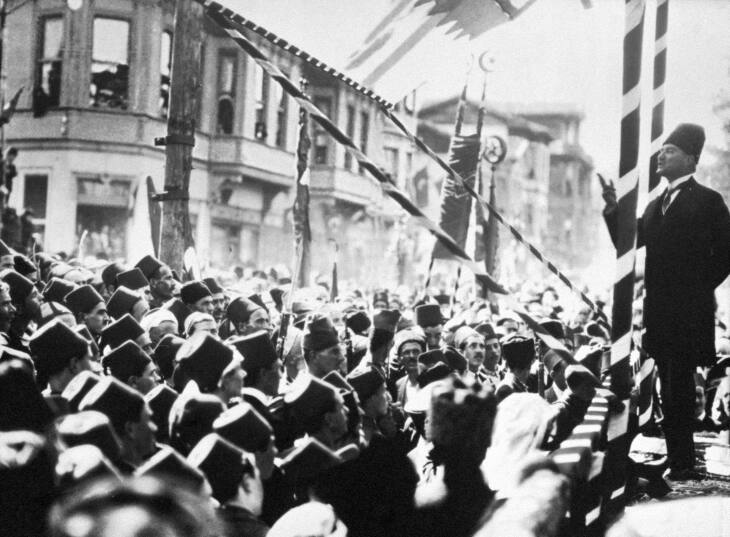 Ataturk-1924-Bursa-public