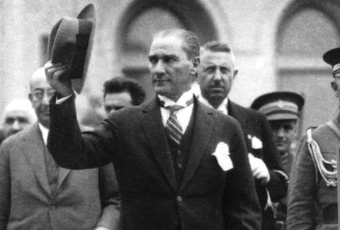 Atatürk neden din düşmanı olarak gösterilmektedir?