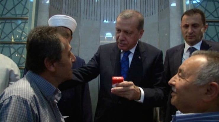 Cumhurbaşkanı Tayyip Erdoğan'ın “Sigara içenin özgürlüğü olamaz” lafının üzerinden çok geçmeden Sosyal Güvenlik Kurumu (SGK), akciğer kanseri hastalarına ilaç parası ödemek için ‘hiç sigara içmemiş olma’ şartı getirdi. - erdogan sigara