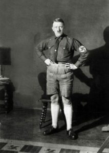 Hitler 1920\'lerdeki şortlu resimlerinden nefret ederdi - Hitler in Shorts in The Late 1920s 3 454x640